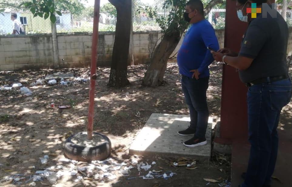 Jurisdicción Sanitaria XI atendió reporte de jeringas y algodón acumulados en una sede de vacunación en Coatzacoalcos
