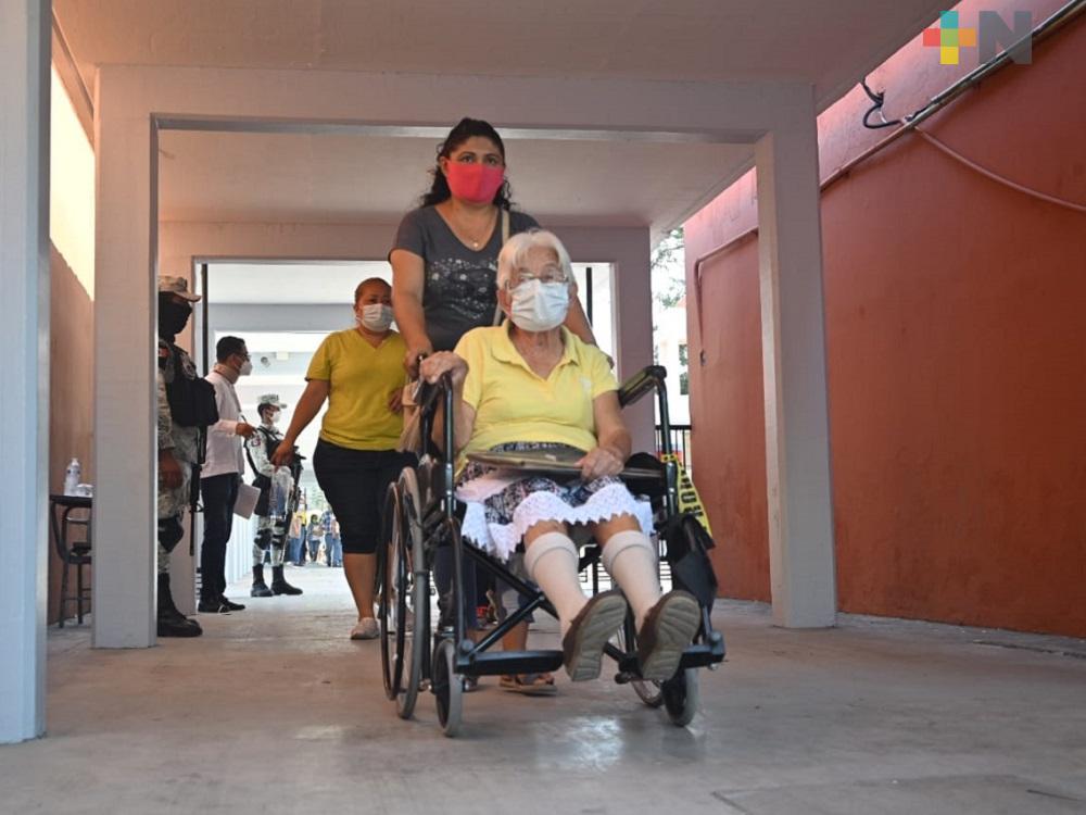 Adultos mayores aseguran que vacuna anticovid les permitirá reunirse con familiares