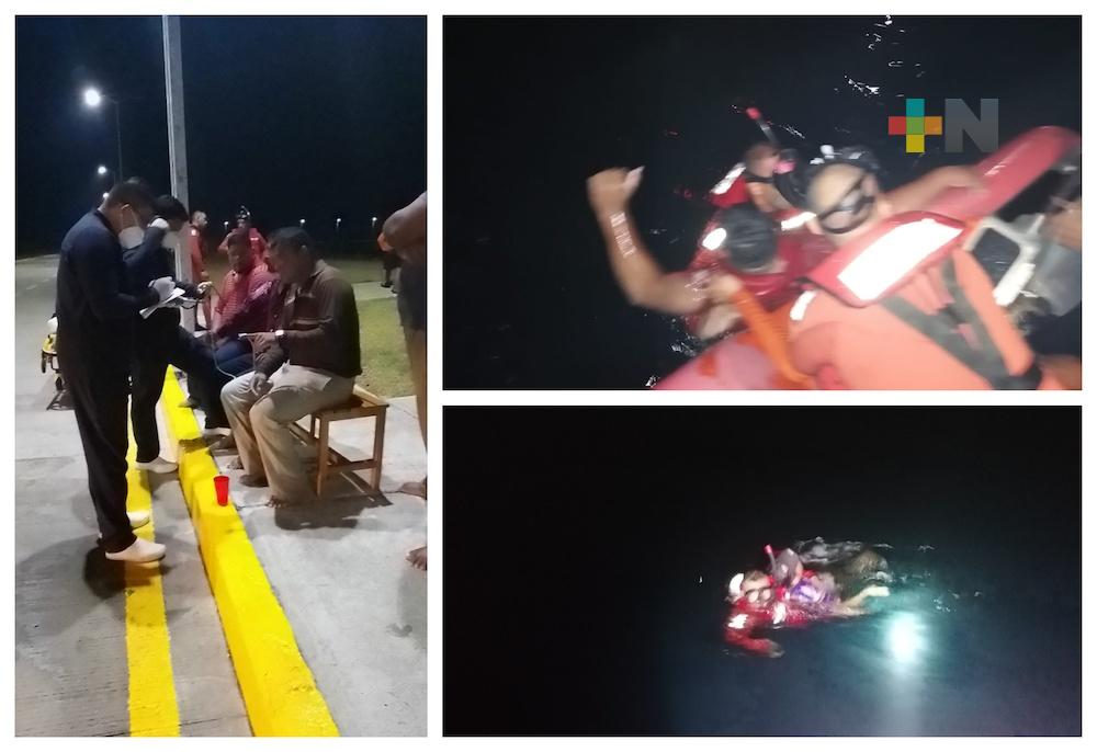 Marina rescató a cinco personas que naufragaban en inmediaciones del Arrecife Rizo, Veracruz