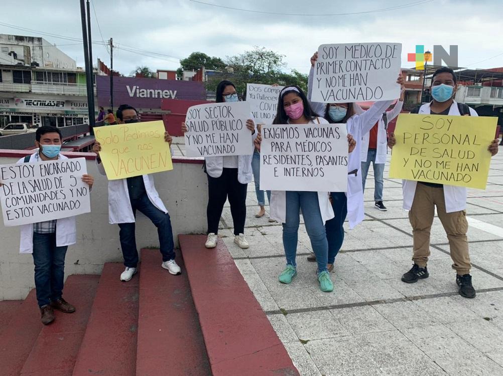 Médicos pasantes que atienden comunidades rurales del sur de Veracruz, piden ser incluidos en plan de vacunación anticovid