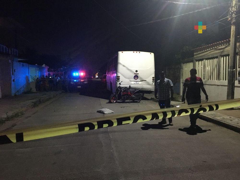 Muere motociclista tras impactarse contra camión de pasajeros en Coatzacoalcos