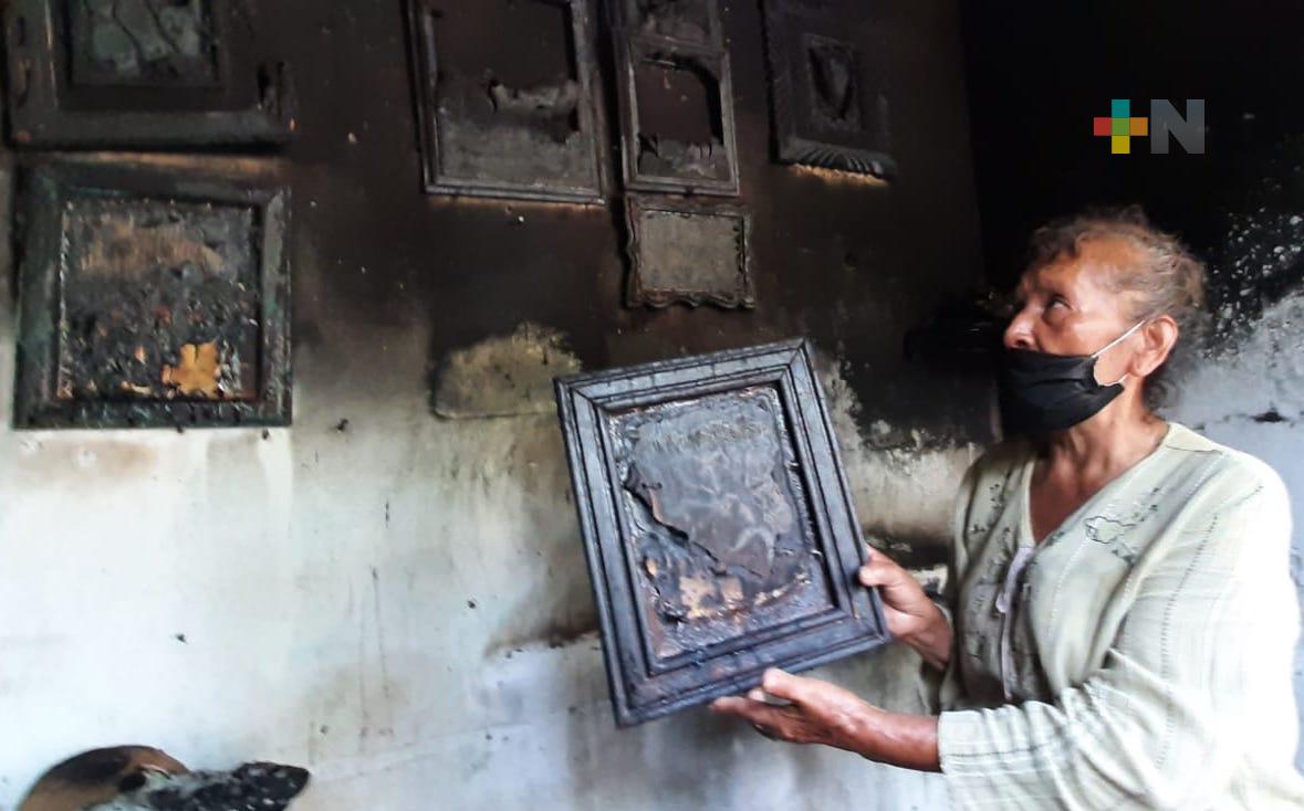 Incendio consumió su casa, pide apoyo a la ciudadanía