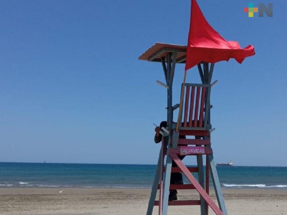 Por Surada prolongada, Protección Civil instaló banderas rojas en playas de Coatzacoalcos