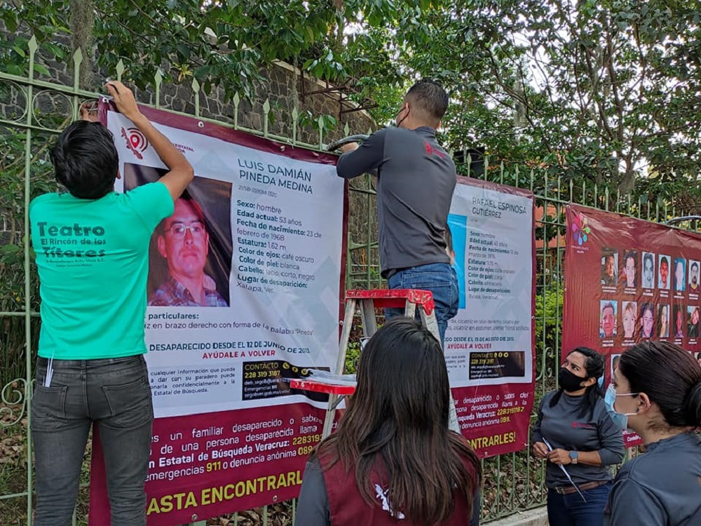 Rincón de Títeres exponen fichas de búsqueda de personas desaparecidas