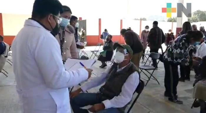 Se vacunan más de 300 adultos mayores en Huayacocotla