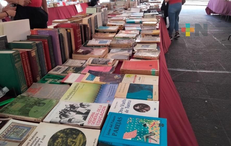 Libros de uso en Xalapa se venden más por redes sociales