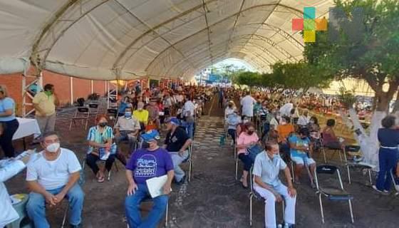 Con fluidez el segundo día de aplicación de la vacuna contra COVID-19 en el municipio de Minatitlán