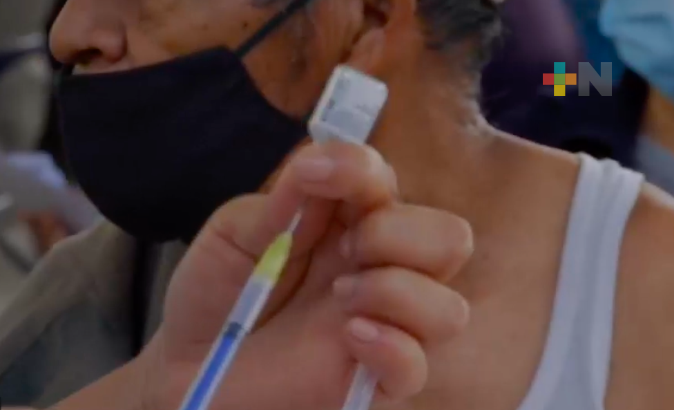 Aplican segunda dosis de AstraZeneca a personas mayores de 40 años en Tlalnelhuayocan