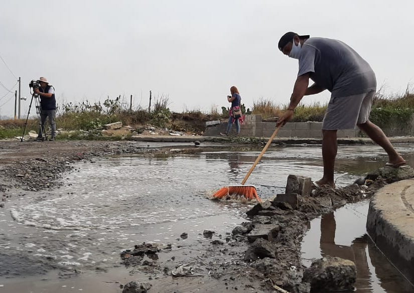 Vladimir tapa baches como autoempleo en puerto de Veracruz