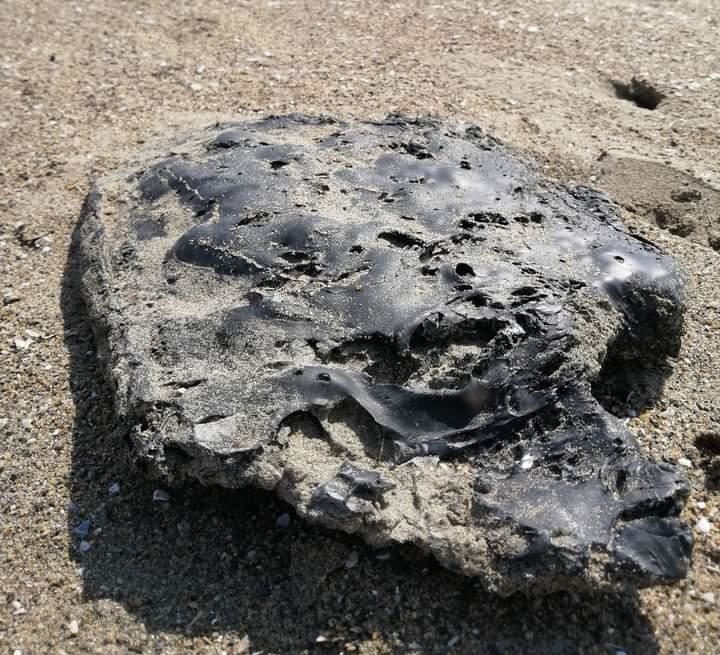Vuelven hallar restos de chapopote en costa de Coatzacoalcos