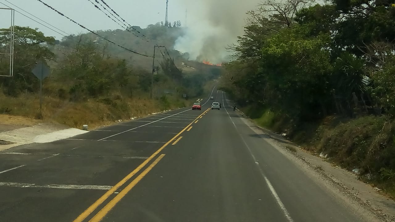 Incendio de pastizal a la altura Cerro Gordo, provocó expectación y alerta entre automovilistas