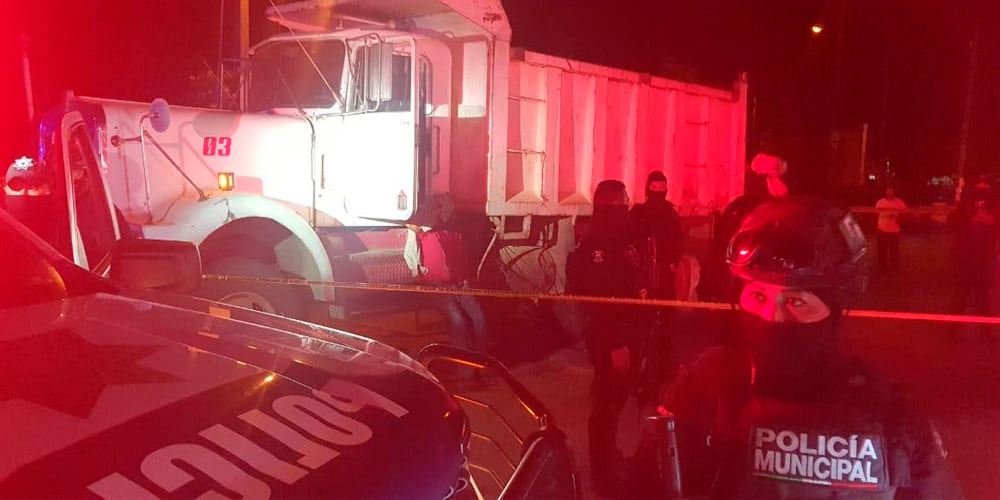 Ebrio chofer de camión volteo derribó cables de electricidad, internet y telefonía en Coatzacoalcos