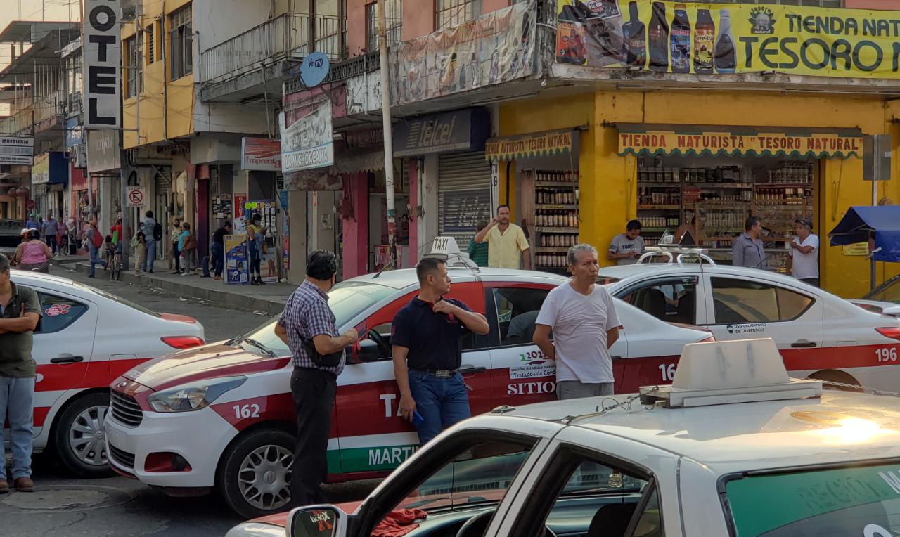 Taxistas se manifiestan para adueñarse de una calle, en Martínez de la Torre