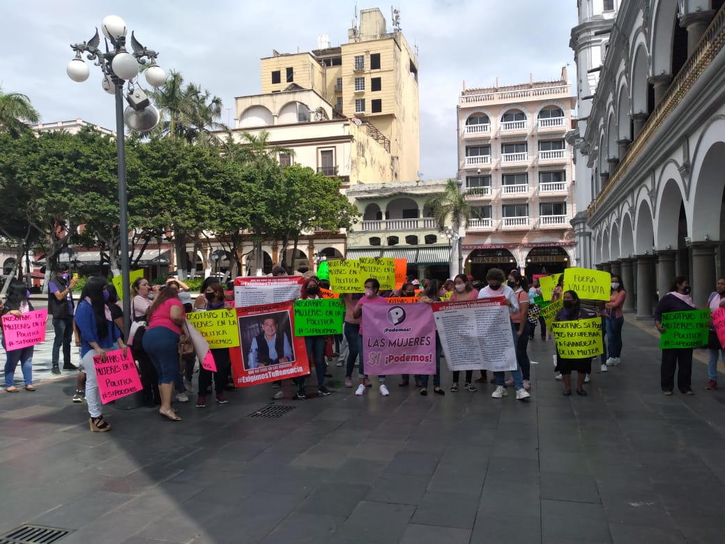 Mujeres del partido Podemos se manifestaron contra regidor panista de Veracruz