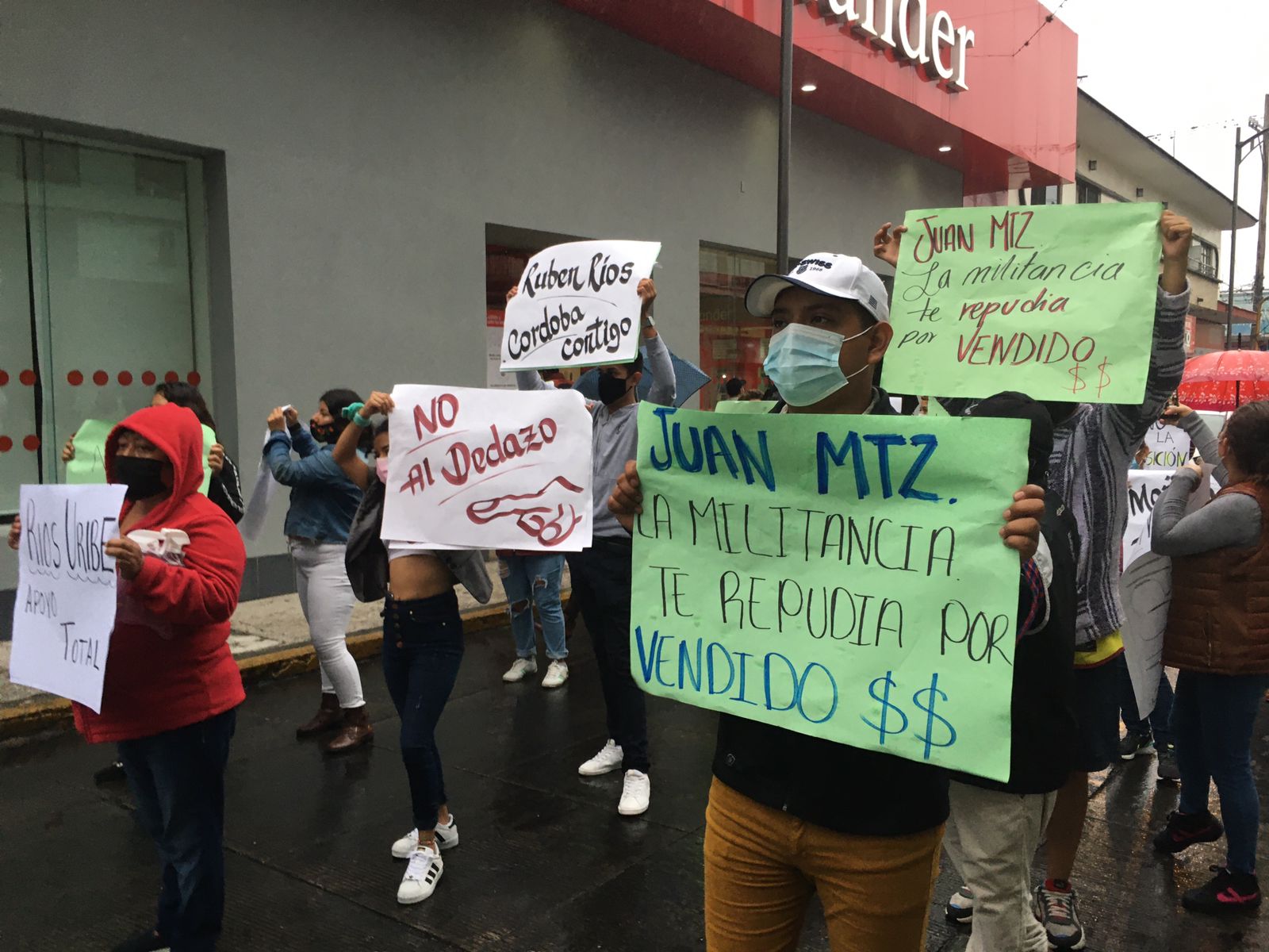 Simpatizantes de Rubén Ríos Uribe protestaron para que se respete candidatura a la alcaldía de Córdoba, que ganó en encuesta
