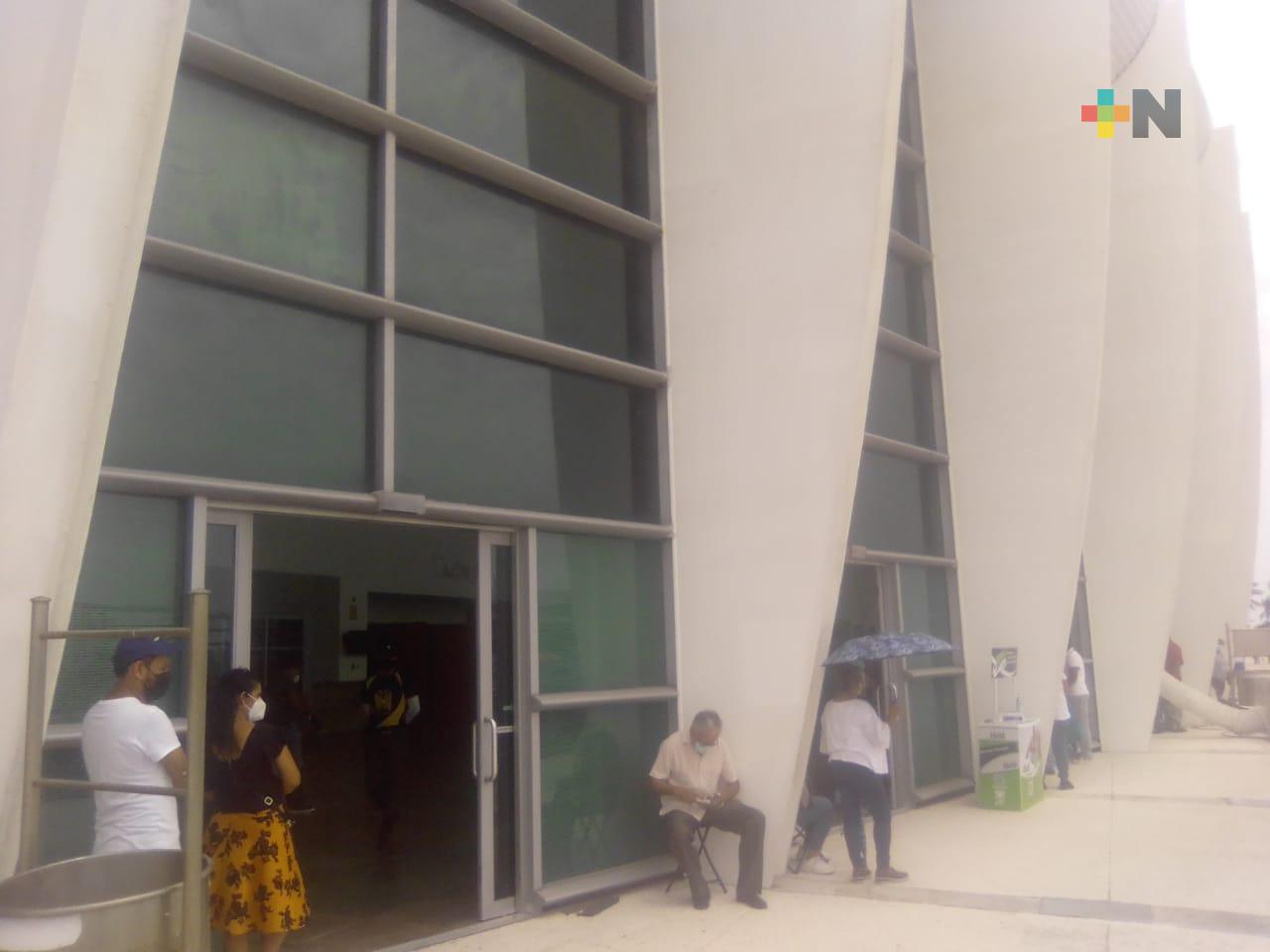 Continúa vacunación de maestros en el WTC Veracruz; se ha agilizado