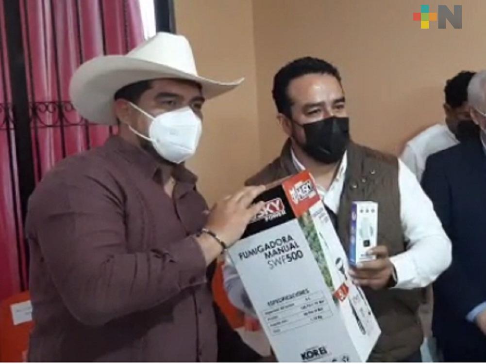 Zenyazen Escobar entregó kits de limpieza para escuelas de nivel básico en Martínez de la Torre