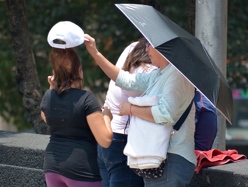 Exposición prolongada al sol sin protección causa daños en la piel