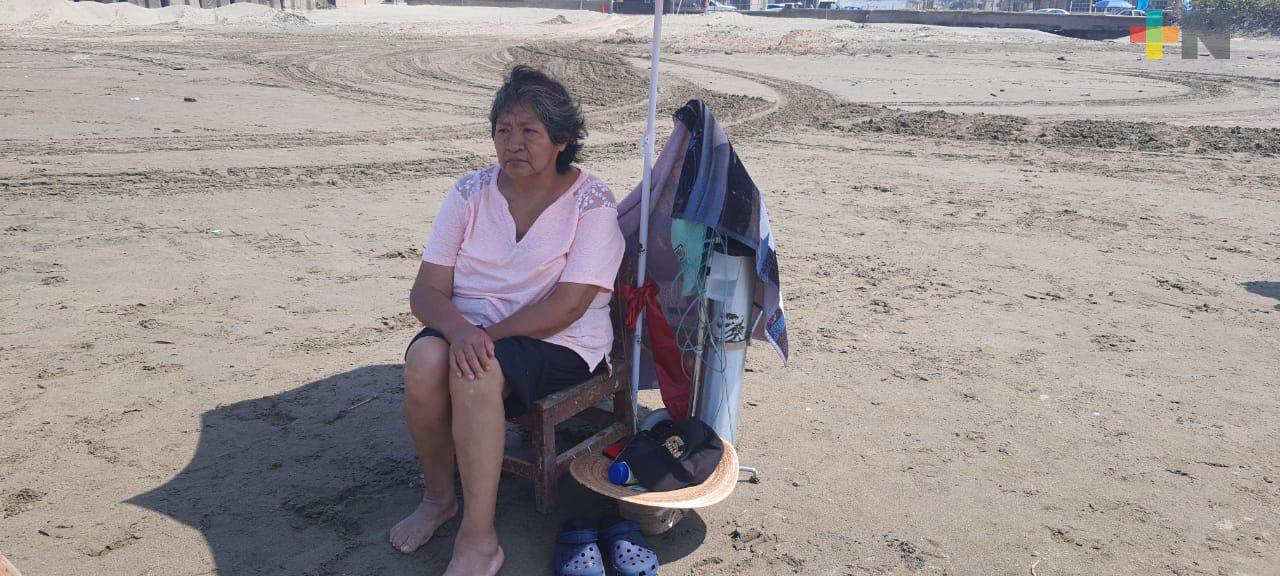Con todo y tanque de oxígeno, turista disfruta de las playas de Coatzacoalcos
