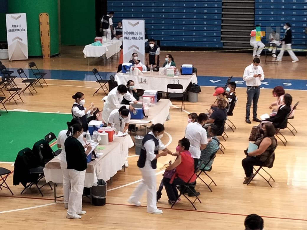 Ágil y de manera efectiva concluye vacunación a docentes en Xalapa
