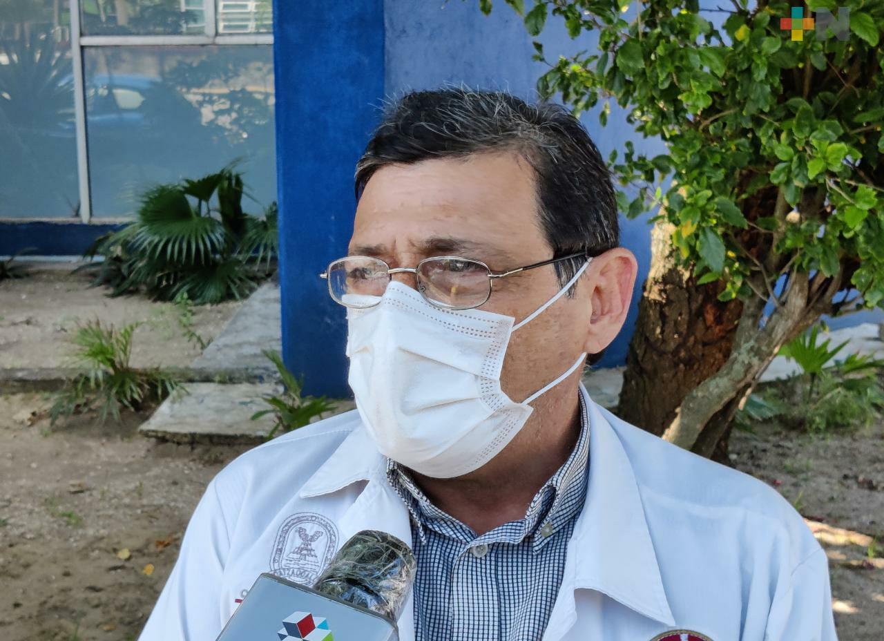 Como medida de prevención, fumigan espacios públicos de Coatzacoalcos