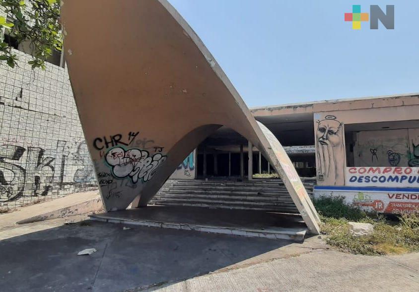 Edificio abandonado se ha convertido en escondite de ladrones y malvivientes, en Veracruz
