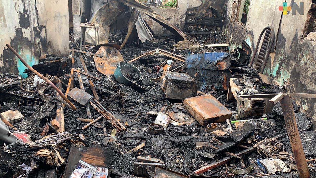 El fuego consumió su vivienda y los dejó sin nada, en Coatzacoalcos
