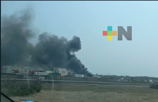 Otro incendio por quema de llantas en lote baldío de Veracruz