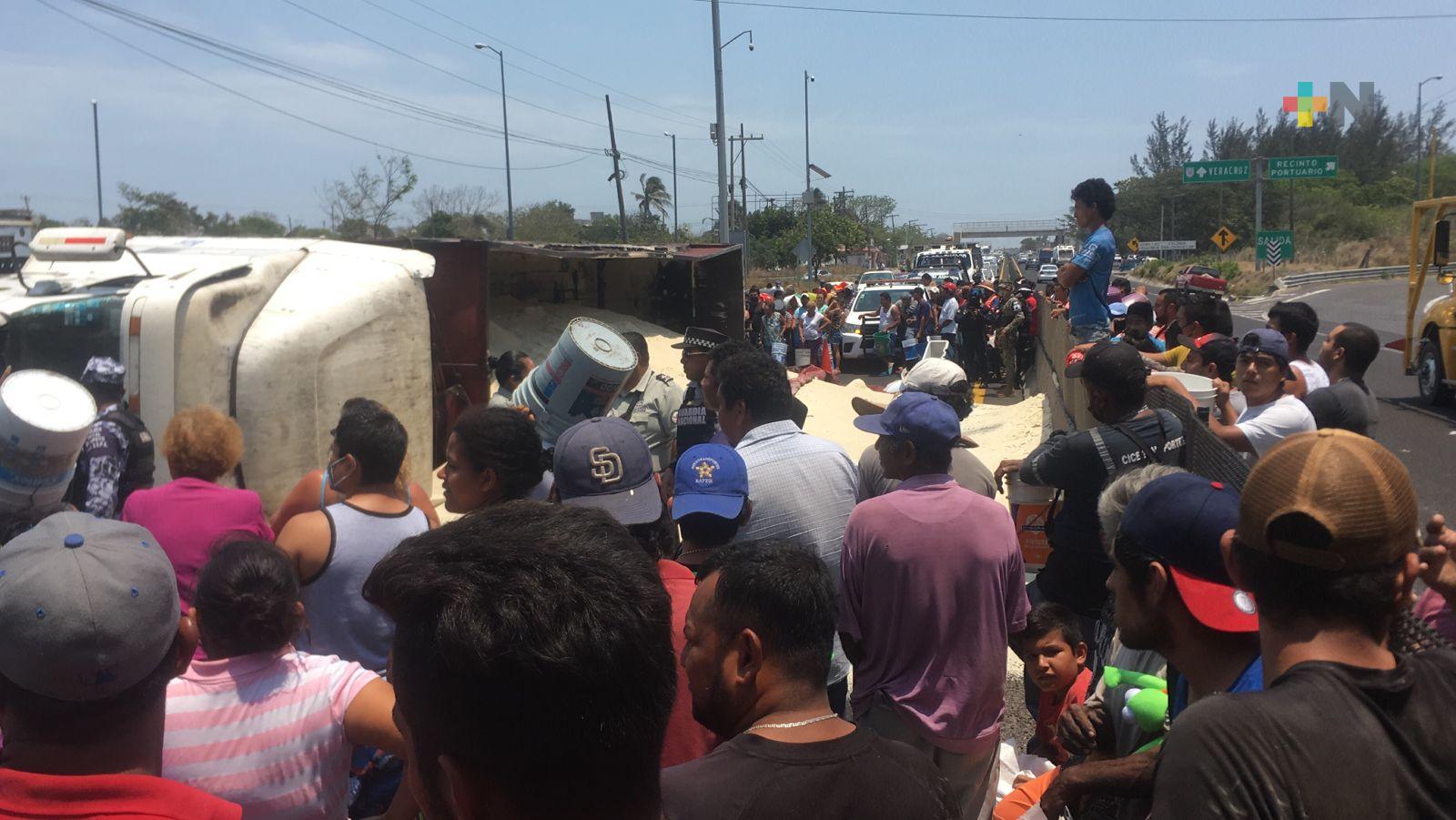 Saquearon camión volcado que transportaba azúcar en carretera Veracruz-Cardel