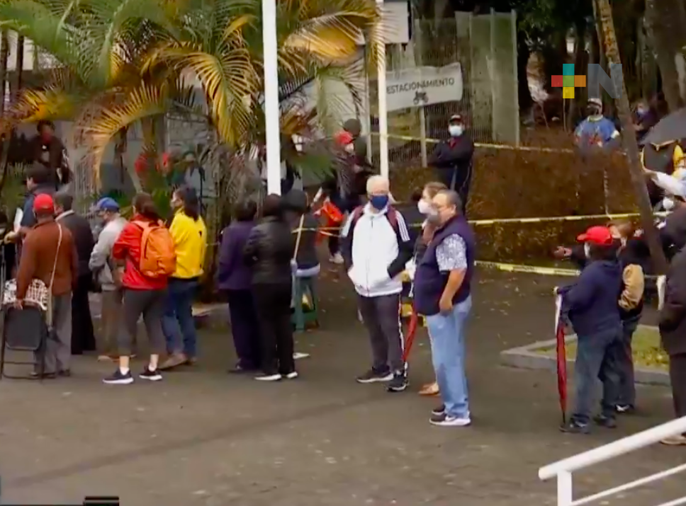 Cientos de adultos mayores acudieron al Estadio Xalapeño por segunda dosis anticovid