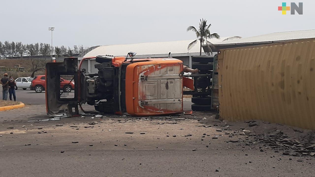 Tráiler de doble remolque volcó a un costado de autopista Veracruz-Cardel