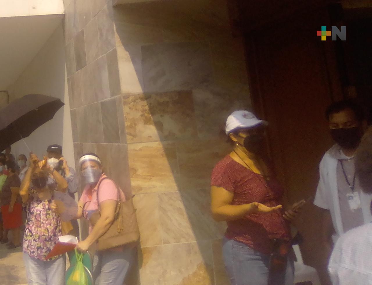 Desaparecen largas filas en módulos de vacunación en el puerto de Veracruz