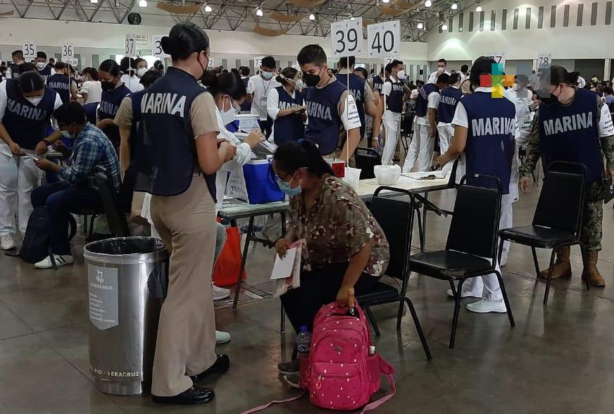 Vacunados, más de 37 mil docentes de Veracruz durante el primer día