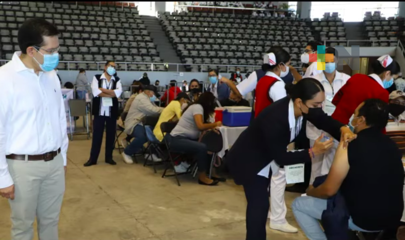 ISSSTE participa en vacunación de magisterio para prevenir COVID-19
