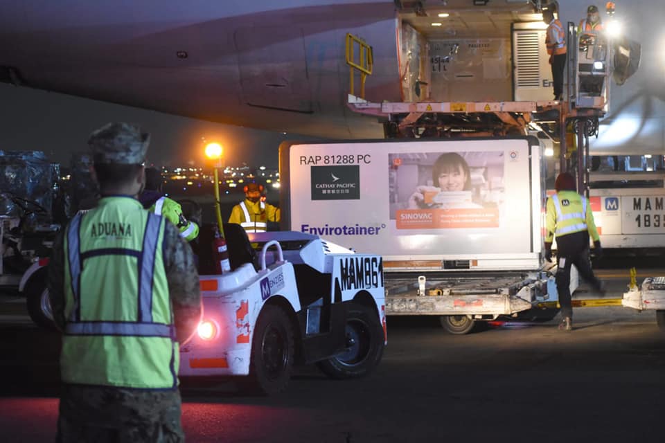 Recibe México séptimo embarque de vacunas Sinovac envasadas contra COVID-19