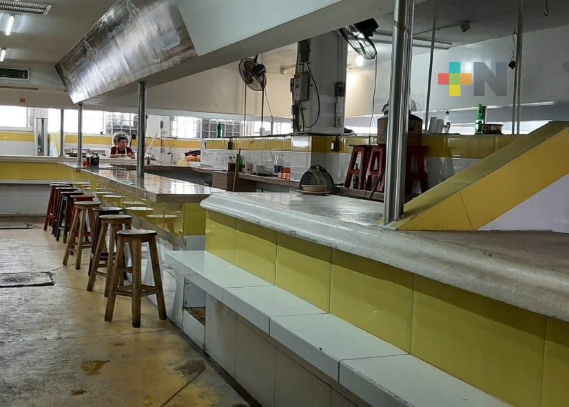 Locatarios de Mercado Hidalgo temen afectaciones por semáforo rojo