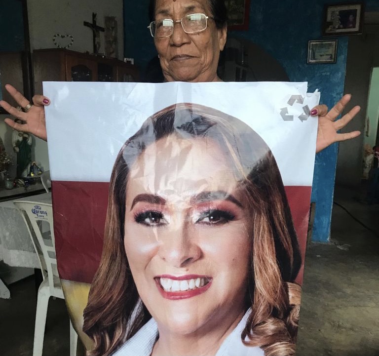 Equipo del PAN arrancó lonas de Morena en Veracruz