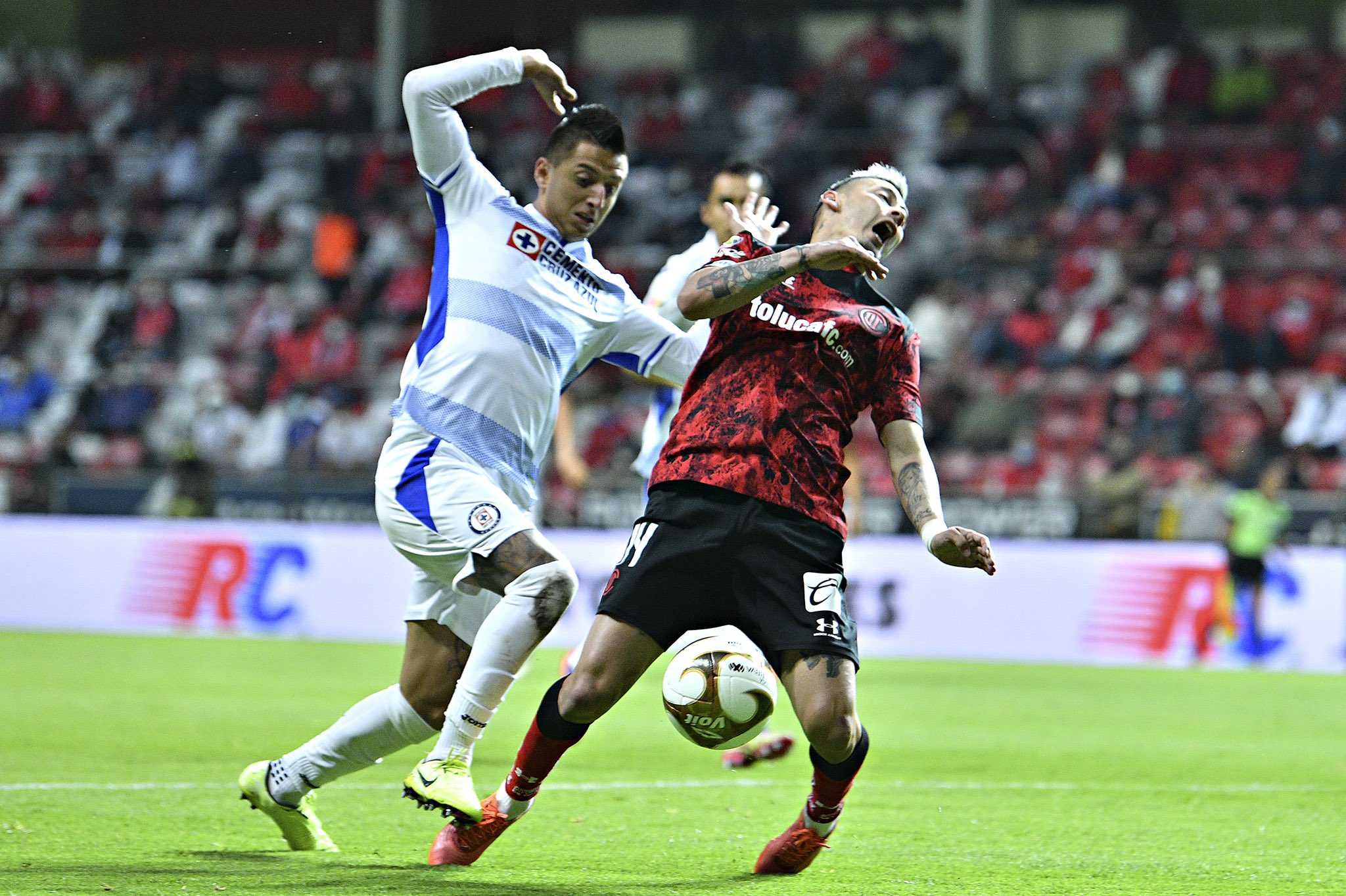 Con polémico penal, Toluca derrotó 2-1 a Cruz Azul al iniciar la liguilla del futbol mexicano