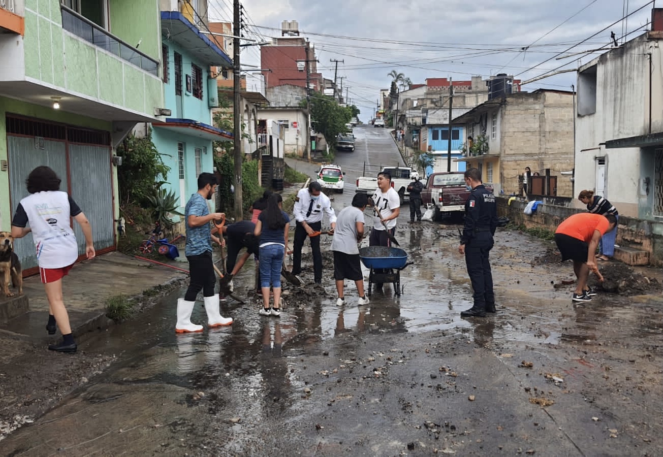 Mantiene SSP-Veracruz tareas de auxilio por inundaciones en Xalapa