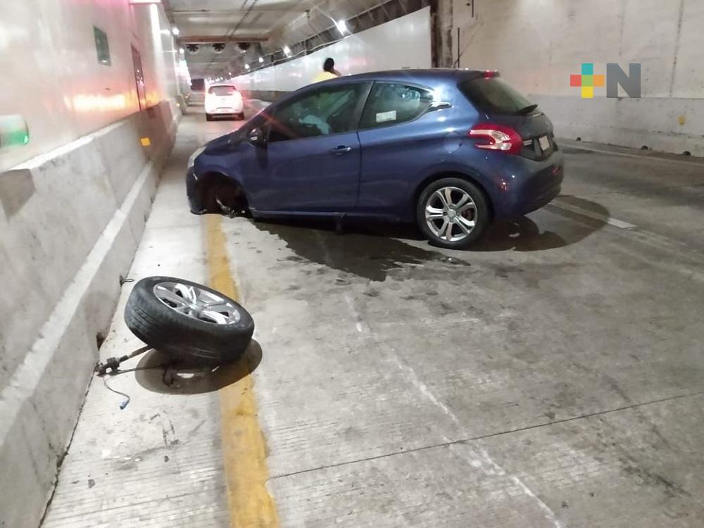 Automóvil se impactó contra pared del túnel sumergido de Coatzacoalcos