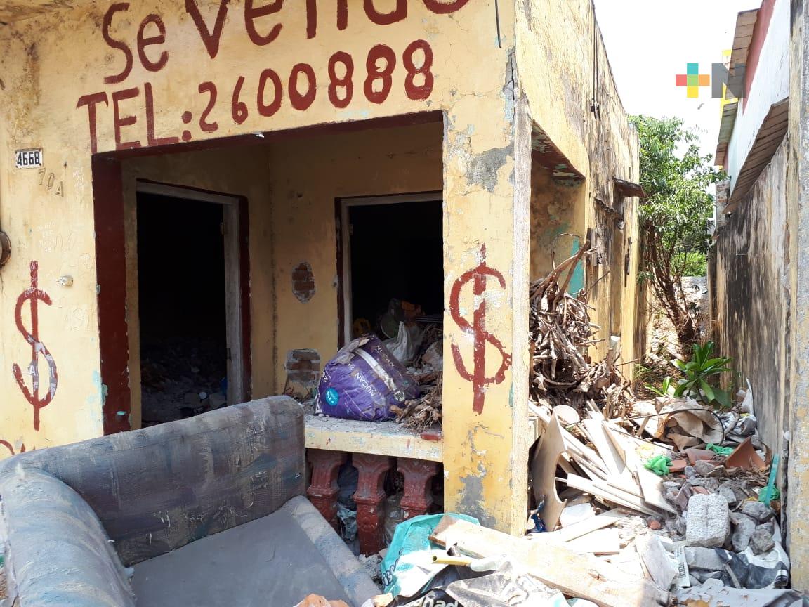 Vecinos reportan vivienda abandonada del puerto de Veracruz que es usada como basurero