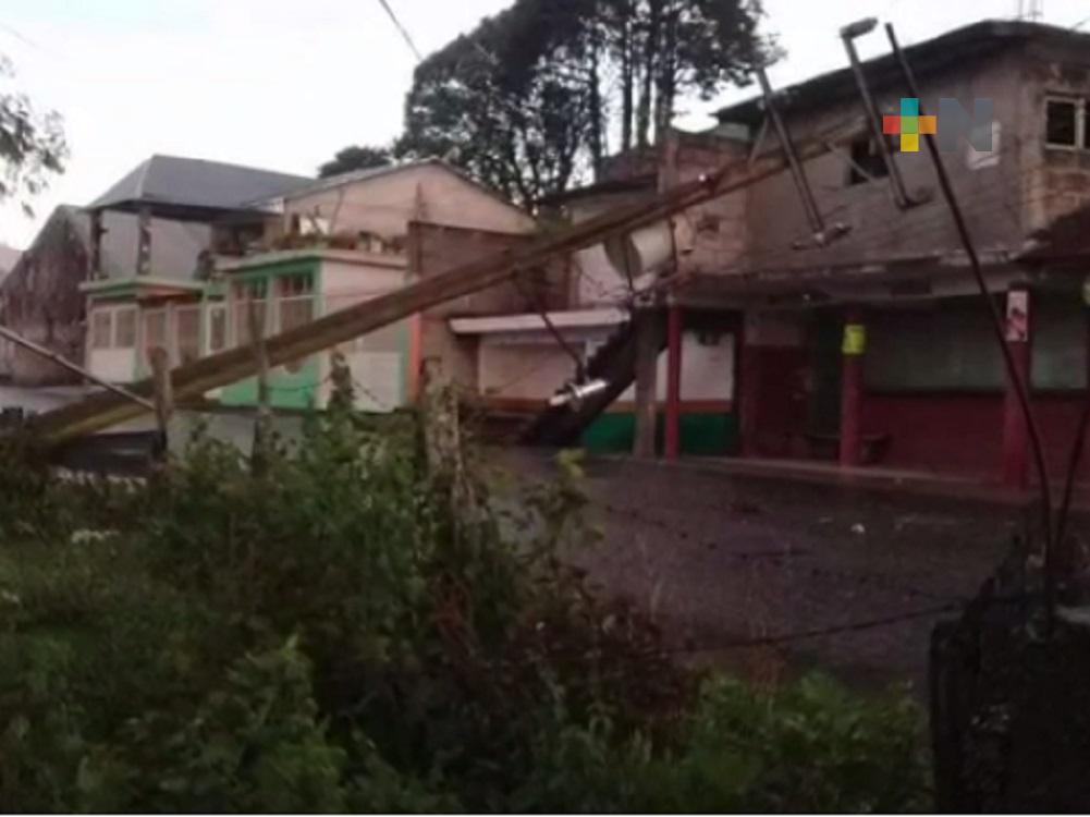 Caída de poste de luz y transformador, deja sin energía eléctrica a vecinos de comunidad de Huayacocotla