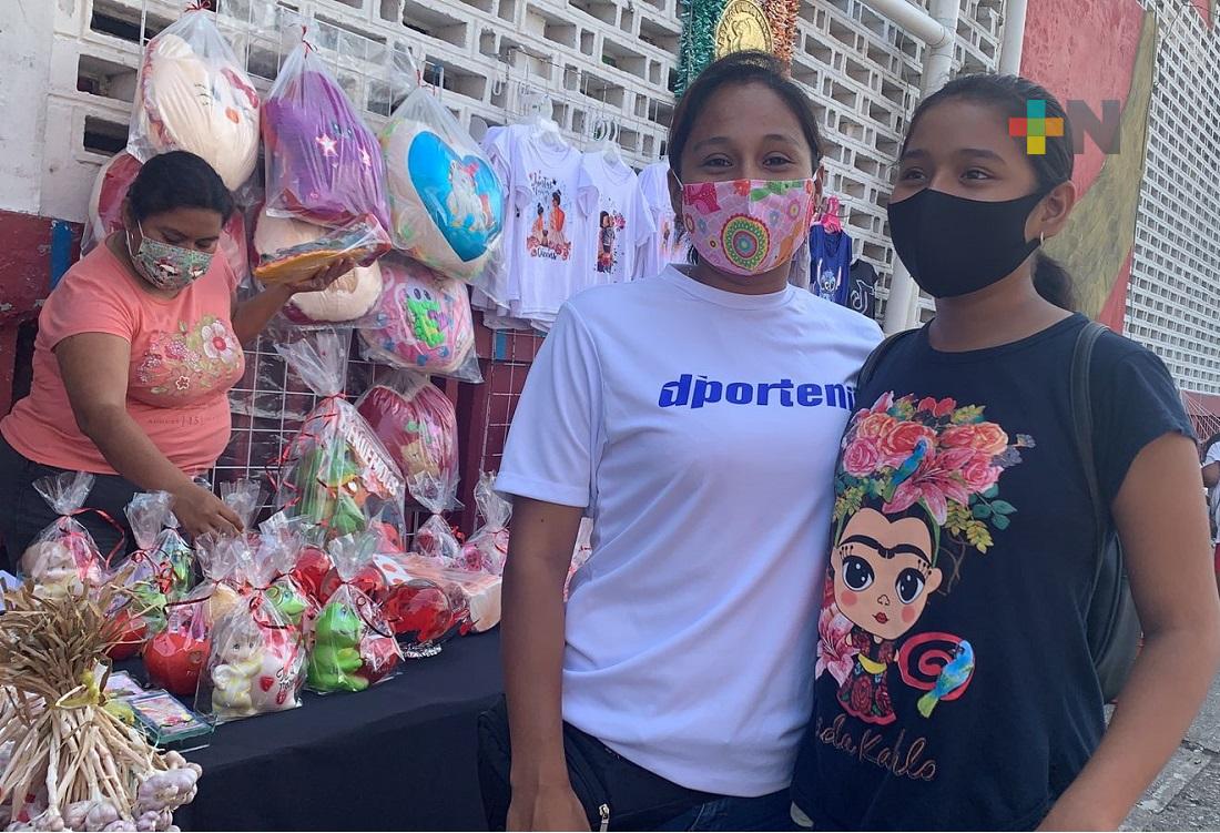Festejan locatarios a las mamás del mercado de Tuxpan