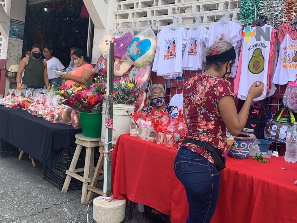 Comerciantes del Centro de Coatzacoalcos listos para el Día de las Madres