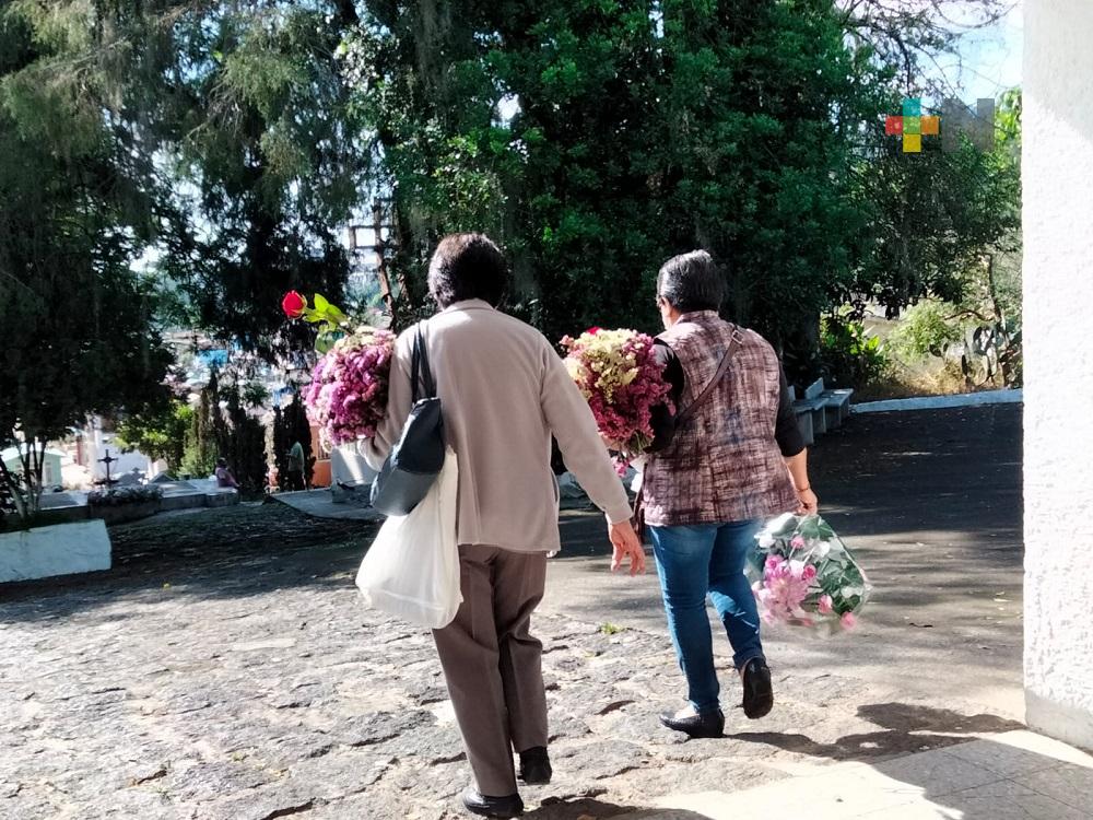 Con motivo del Día de las Madres, reabren panteón xalapeño