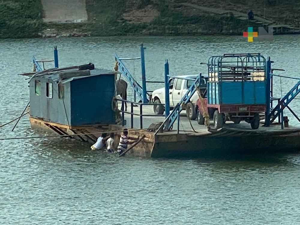Debido al azolvamiento del Río Coatzacoalcos, panga quedó atascada en parte baja del río