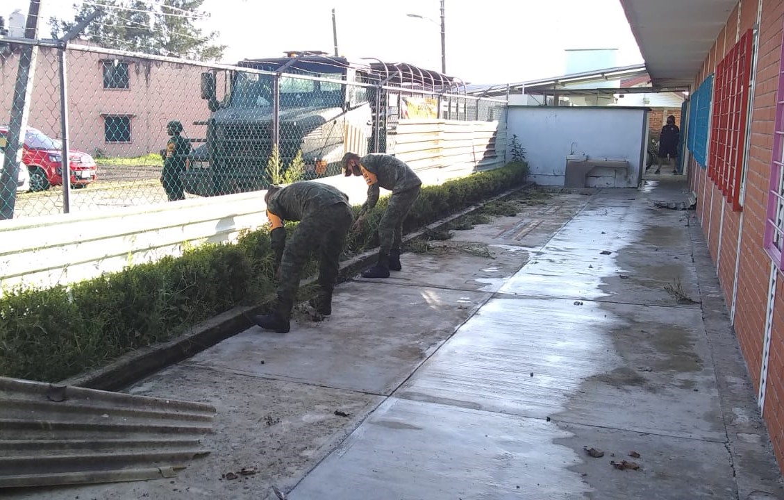 En Xalapa, Ejército Mexicano realiza tareas de limpieza en escuelas para el regreso a clases
