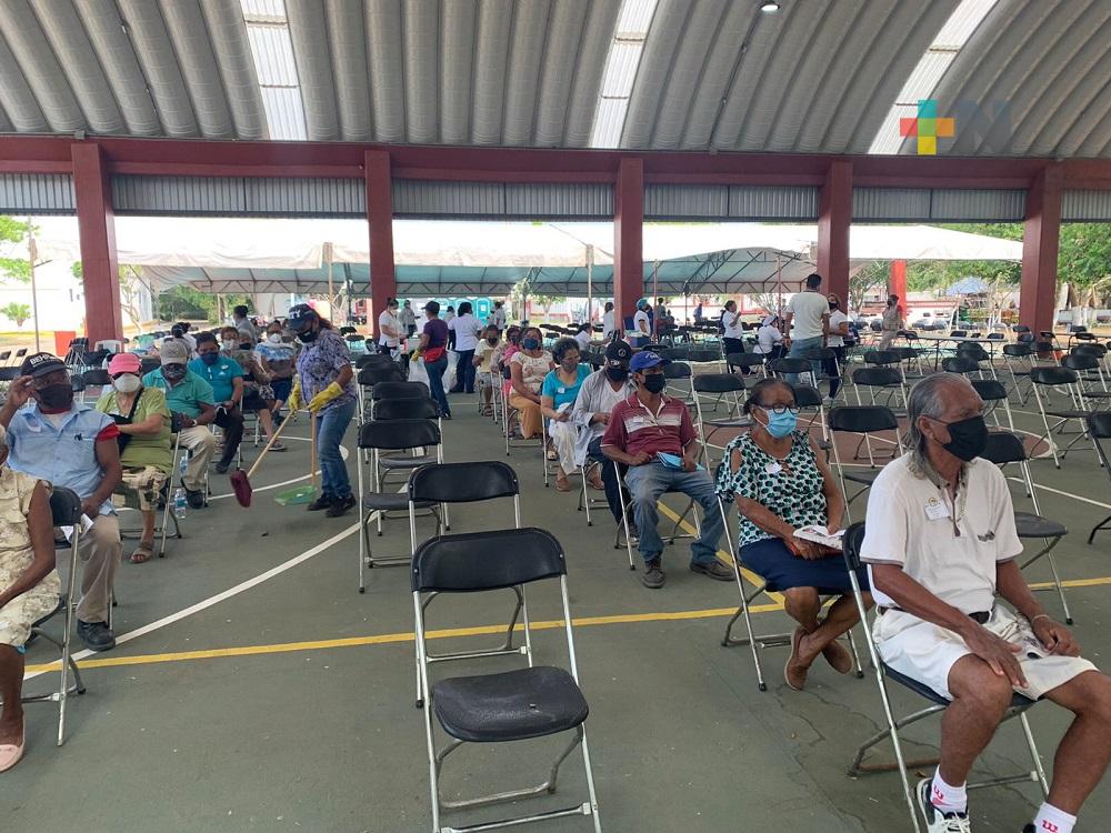 En último día, se redujo afluencia de adultos mayores para recibir vacuna anticovid en Coatzacoalcos