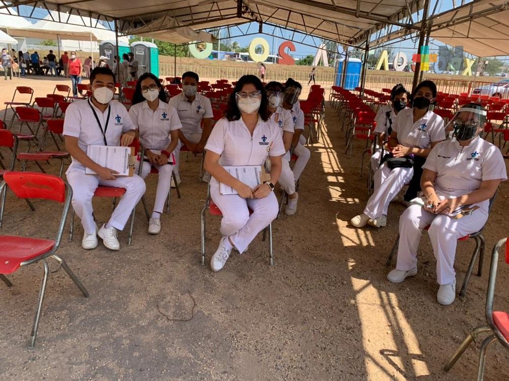 Estudiantes de Medicina de la UV apoyan durante aplicación de segunda dosis contra coronavirus, en Coatzacoalcos