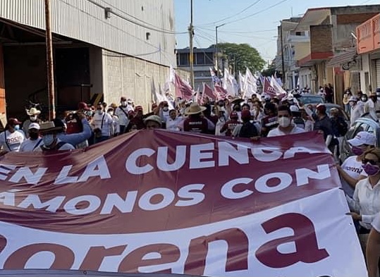 Militantes de Morena realizaron una mega marcha en Cosamaloapan